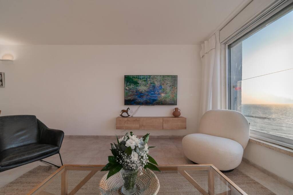 Beachfront Apartment With Breathtaking Sea View Netanya Exterior photo