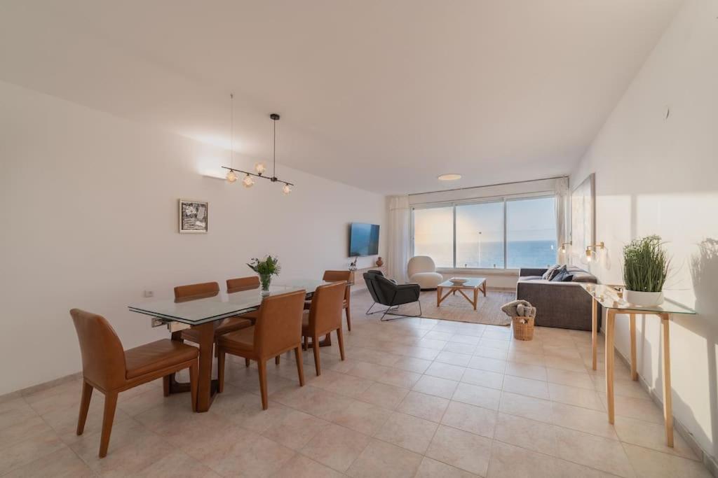 Beachfront Apartment With Breathtaking Sea View Netanya Exterior photo